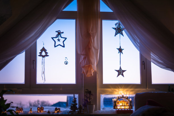 阁楼窗户暗圣诞装饰。图片下载