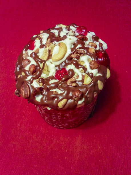 顶视图甜点在红色的背景图片下载