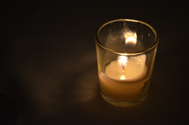 蜡烛放在桌子上图片下载