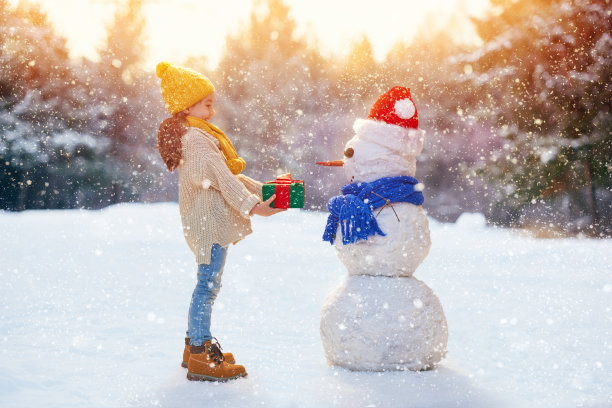 女孩玩雪人素材图片