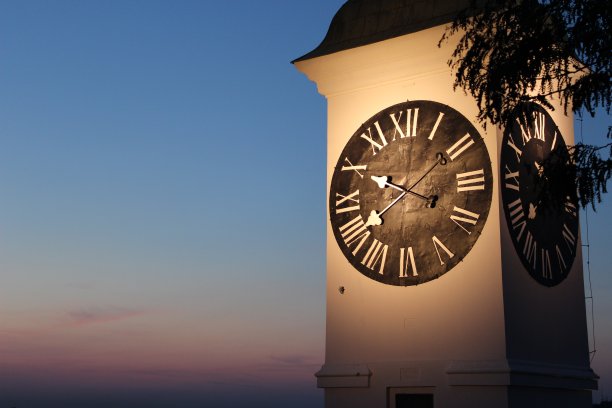 大钟用天空美丽的颜色显示时间图片下载