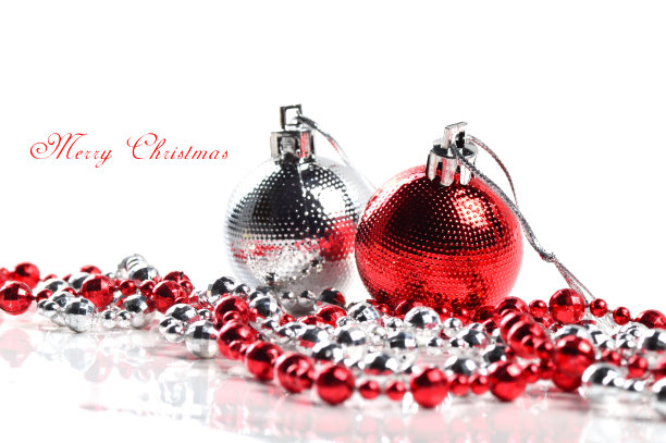 白色背景上装饰的圣诞球。图片下载