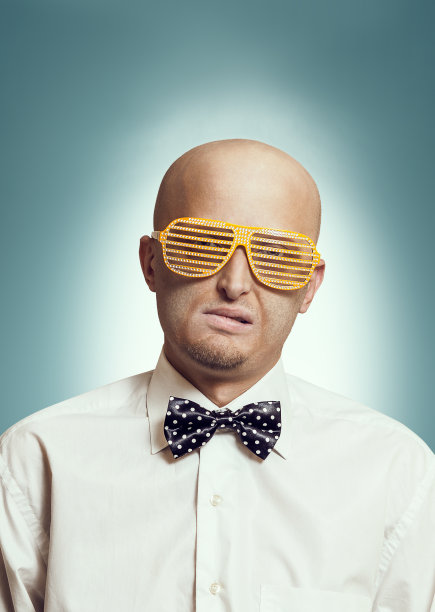 戴时尚眼镜的秃顶男人图片下载