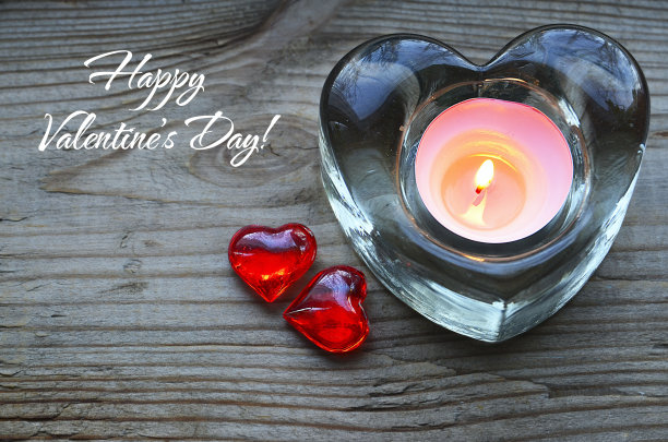 情人节快乐。心形烛台和两颗红心。图片下载