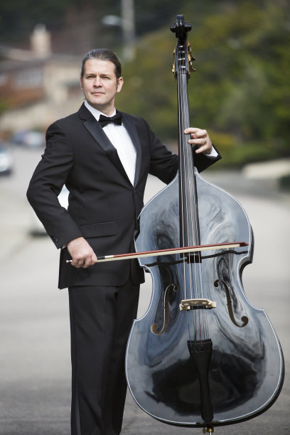 在街上弹奏低音提琴的男人图片下载