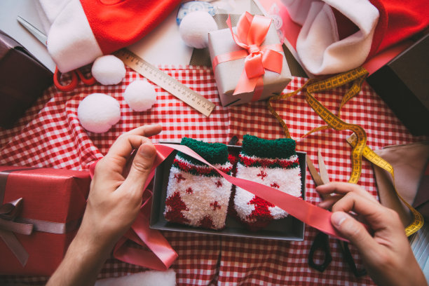 包装圣诞礼物。图片下载