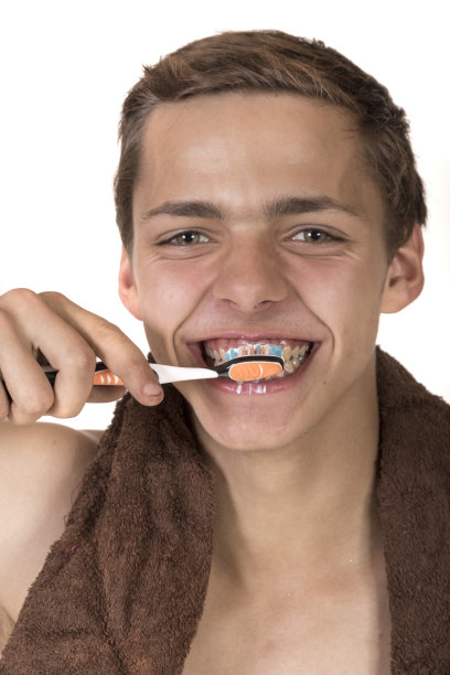 一个十几岁的男孩正在刷牙图片下载