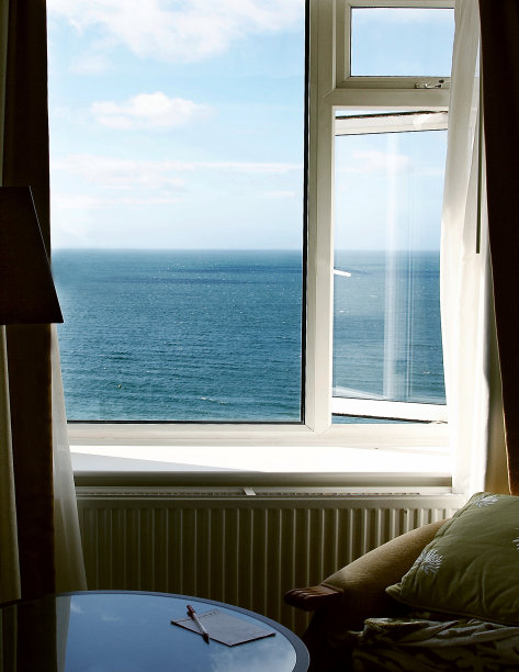 视野开阔的房间图片下载