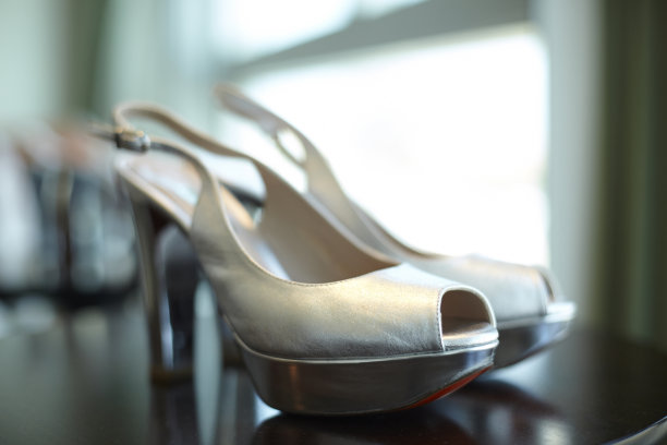 银高跟鞋，可调节的肩带和红色的鞋底图片下载