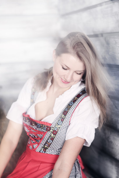 女人在干草图片下载