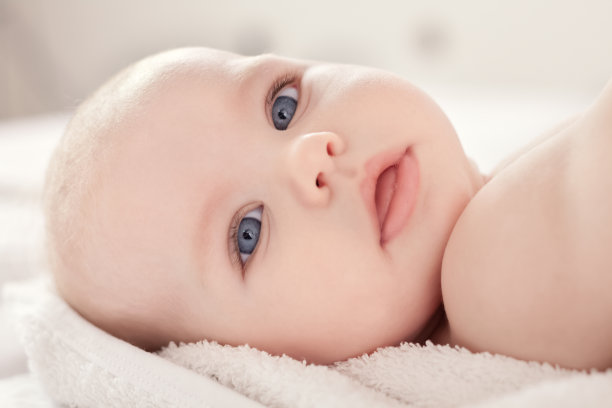 可爱的娃娃脸和蓝眼睛图片下载