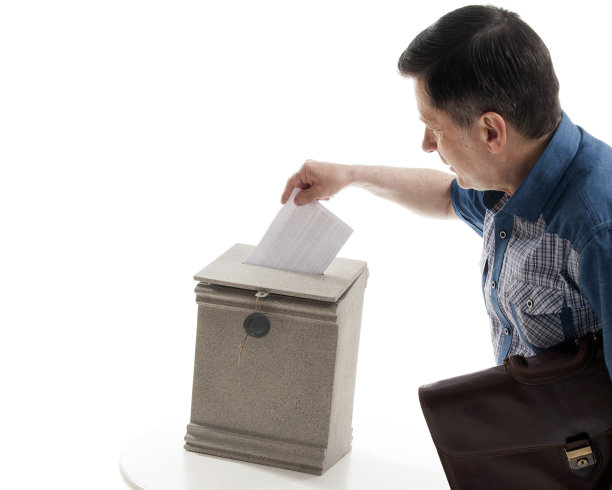 男人把一封信扔进信箱图片下载