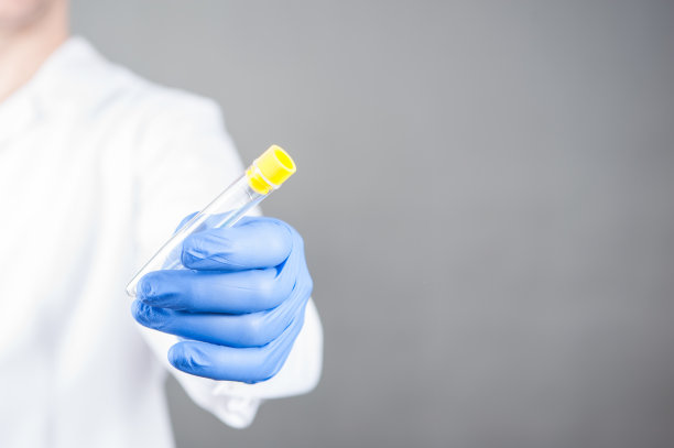 医生手里拿着试管图片下载