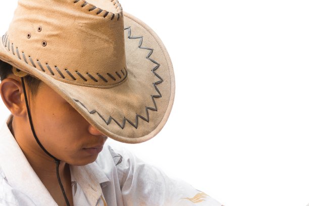 英俊的年轻人戴着牛仔帽图片下载