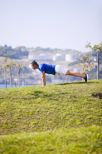 一名男子在里斯本做俯卧撑图片下载