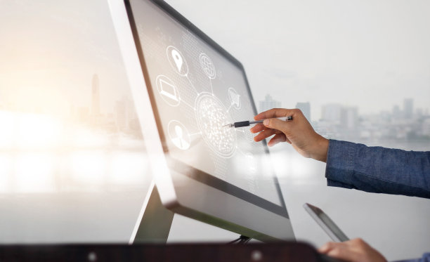 人使用电脑和移动支付网上购物图片下载