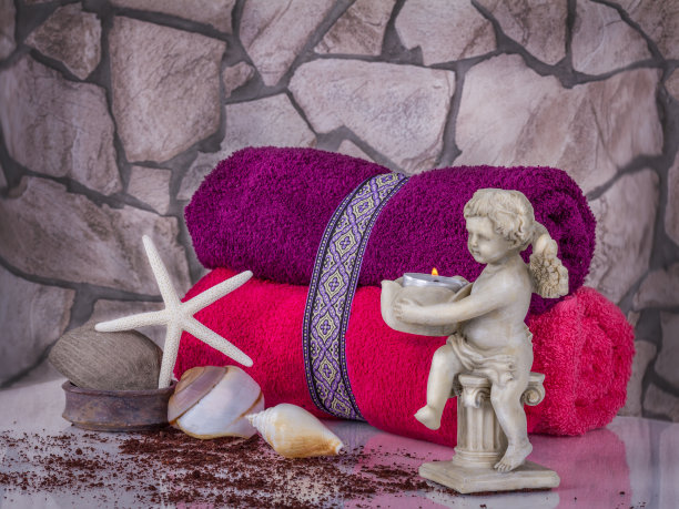 在质朴的粗石背景上用天使装饰浴室图片下载