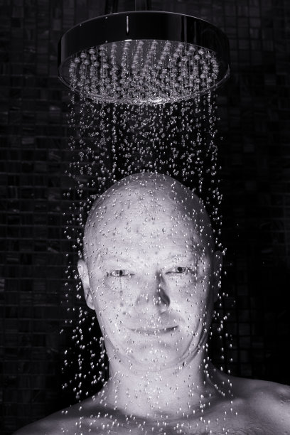 男人在豪华的淋浴下放松图片下载