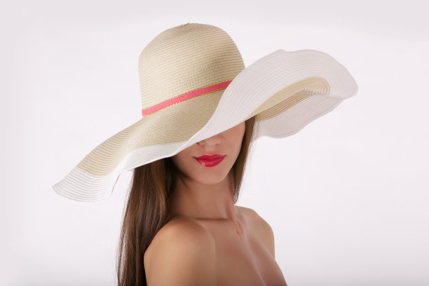 戴帽子的女孩图片下载