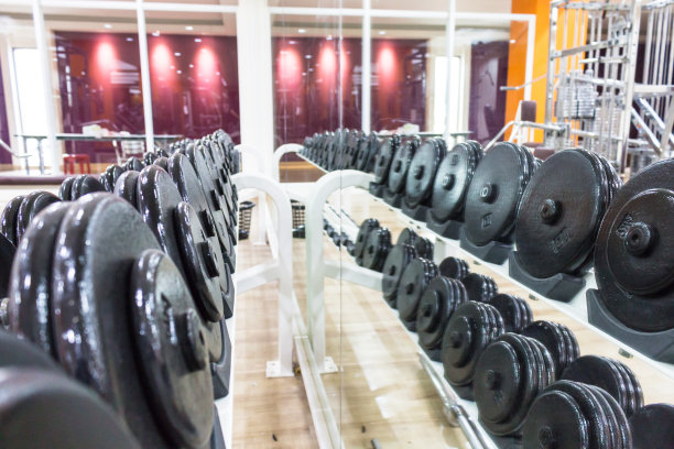 健身中心房间的黑色哑铃作为背景图片下载