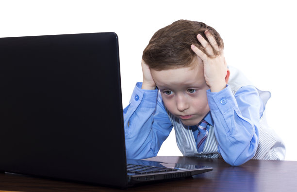 疲惫的男孩带着笔记本电脑图片下载