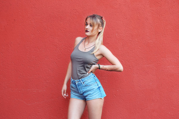 红墙附近的年轻女孩图片下载