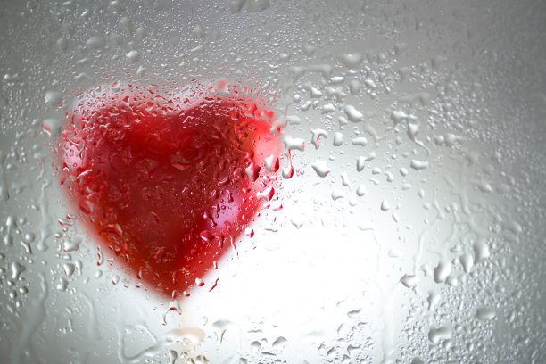 湿杯子后面的红心图片下载