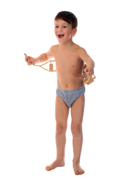 微笑的男孩和手工木制按摩器图片下载