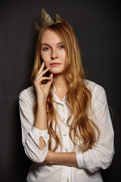 头上戴着皇冠的漂亮女孩图片下载