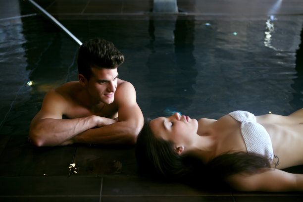 情侣在温泉中放松图片下载