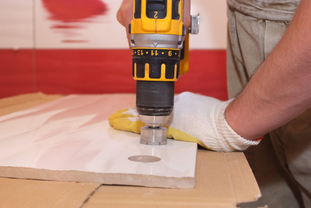 在瓷砖上制造洞图片下载