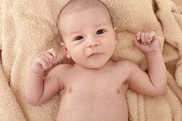 美丽温柔的婴儿微笑图片下载