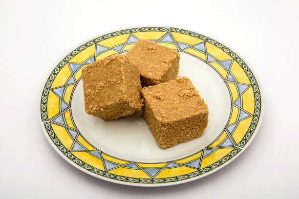 蒂尔基布尔菲或芝麻种子布尔菲图片下载