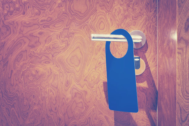 酒店房间闭门带衣架，复印空间图片下载