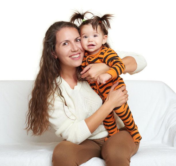 女人和女孩的孩子肖像坐在沙发上玩图片下载