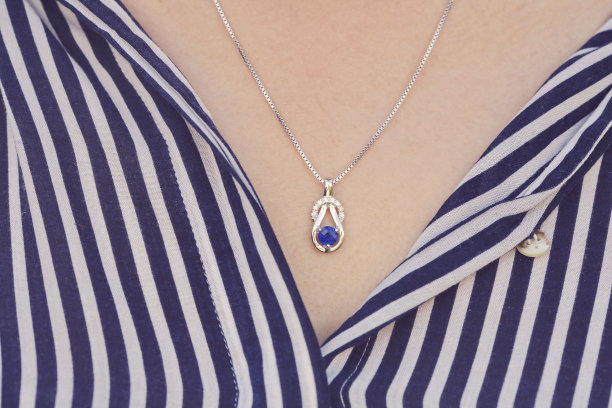 佩戴奢华吊坠的女人的照片图片下载