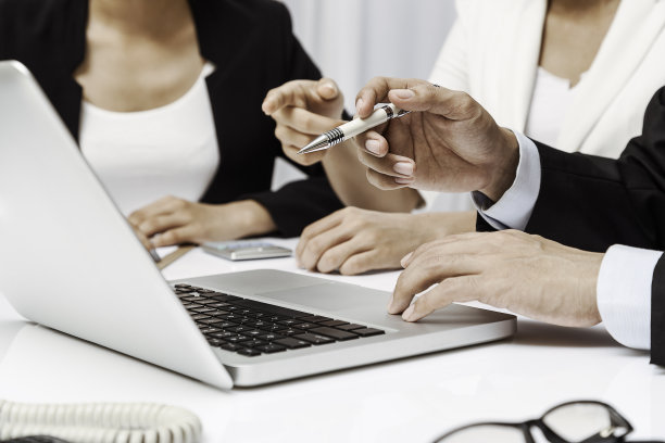 在笔记本电脑上讨论工作图片下载