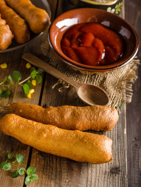 美味的玉米热狗图片下载