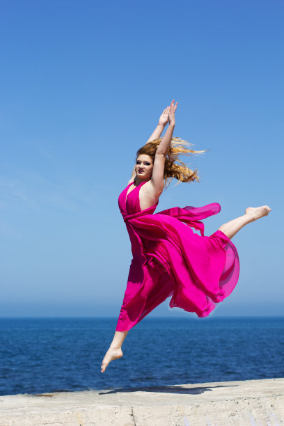 年轻漂亮的女孩在做体操图片下载