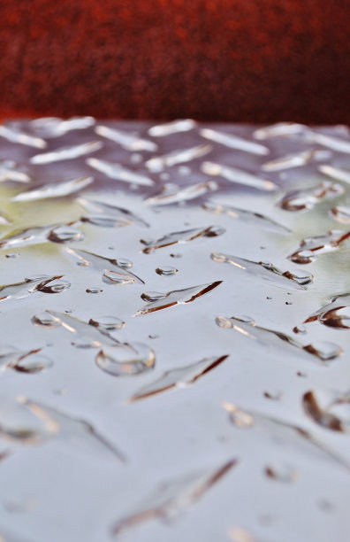 背景中的湿金属板和锈迹斑斑的表面图片下载