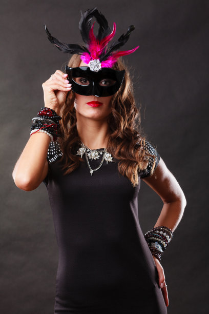 女人戴着狂欢节的威尼斯面具图片下载