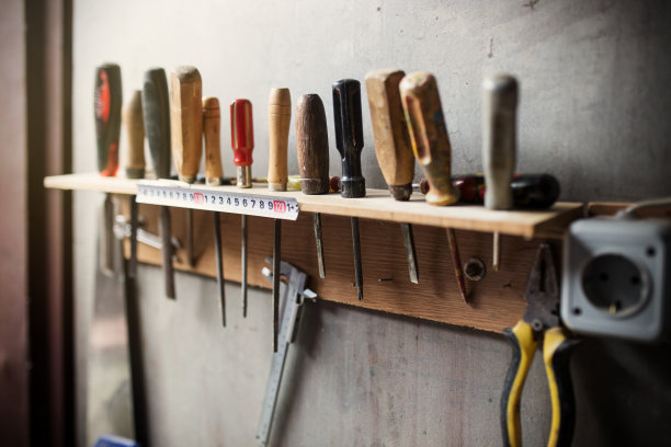 墙上的旧木工工具，特写照片图片下载