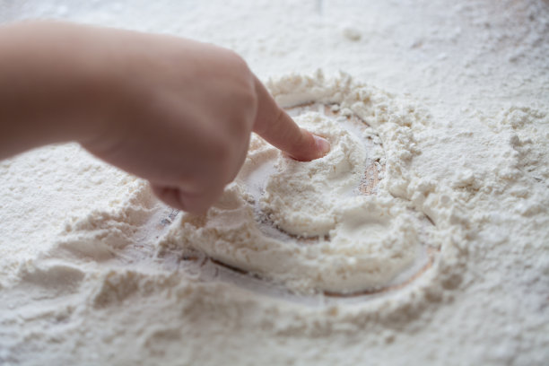 面粉的心在木桌上画了一个孩子图片下载