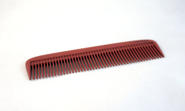 木制梳子的头发在白色的背景图片下载