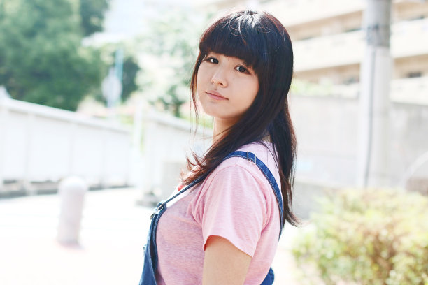 亚洲女性回首往事图片下载