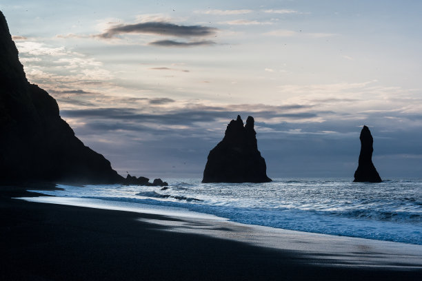 冰岛南部的雷尼斯德拉加海堤。素材图片