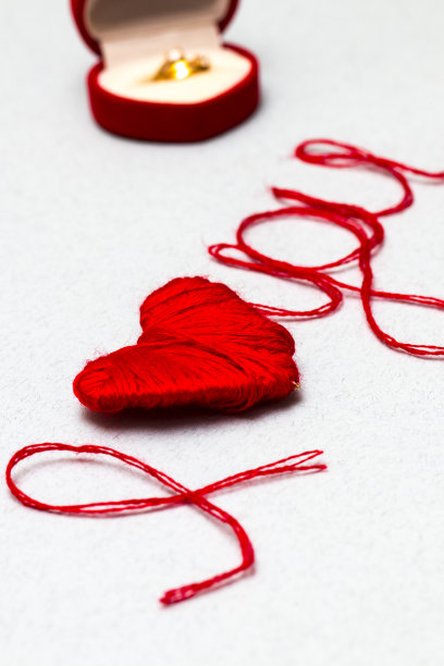 爱你的文字和心形象征用红线织成图片下载