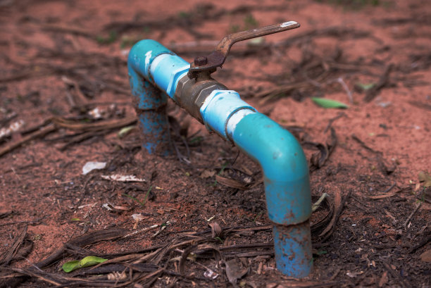 在废墟上生锈的老管子图片下载