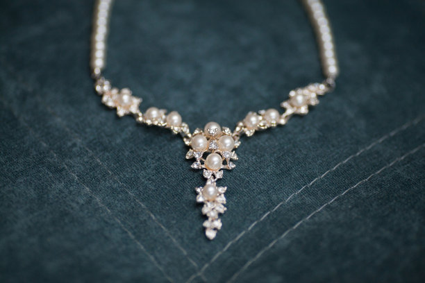 新娘项链，婚礼概念，选择性关注蓝绿色背景图片下载