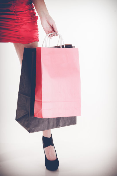 穿高跟鞋的女人拿着购物袋图片下载